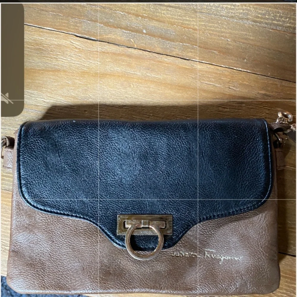 🤯BYE 🤯RARE AUTHENTIC  Salvatore Ferragamo Vintage Gancini Crossbody Bag